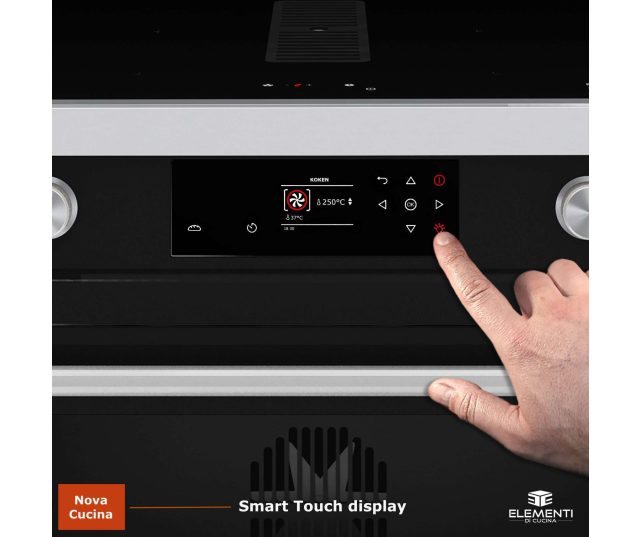Touchscreen bedieningselement op oven met softclose deur en telescoopgeleiders