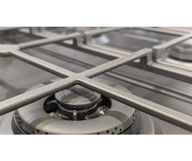 Detailweergave van de gietijzeren pandragers en messing gasbranders van het ILVE fornuis