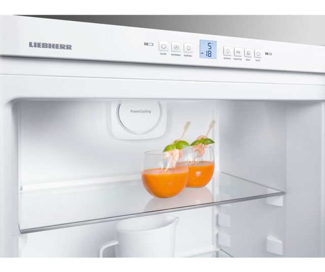 De ventilator verspreidt de koude lucht in de Liebherr CNel4213 koelkast rvs-look