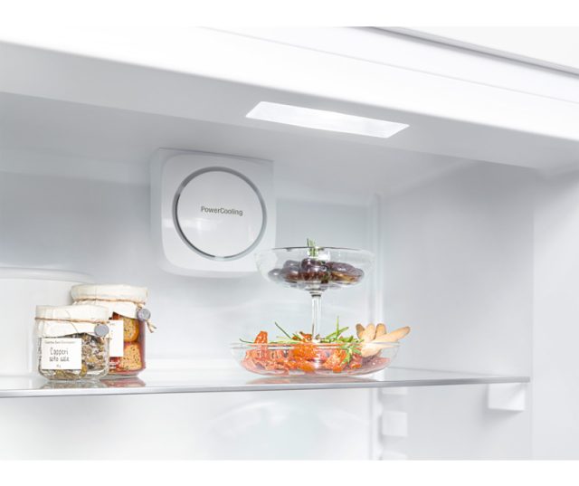 Heldere LED verlichting zorgt voor goed zicht in de Liebherr CNel4213 koelkast rvs-look