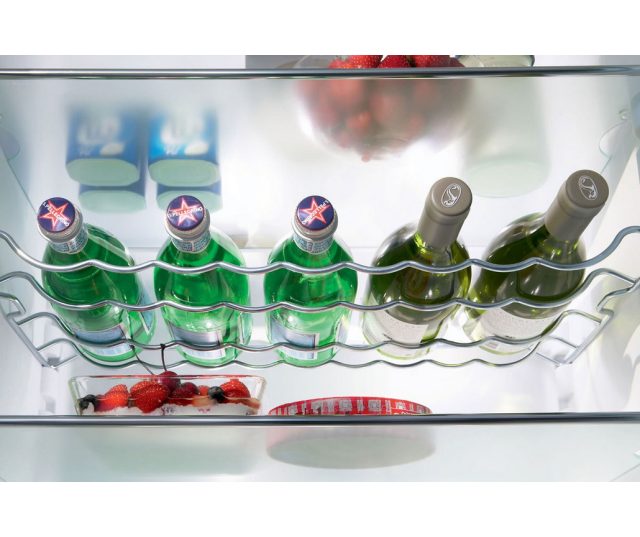 De CP3813 heeft een luxe interieur met glazen leggers en een chromen flessenhouder