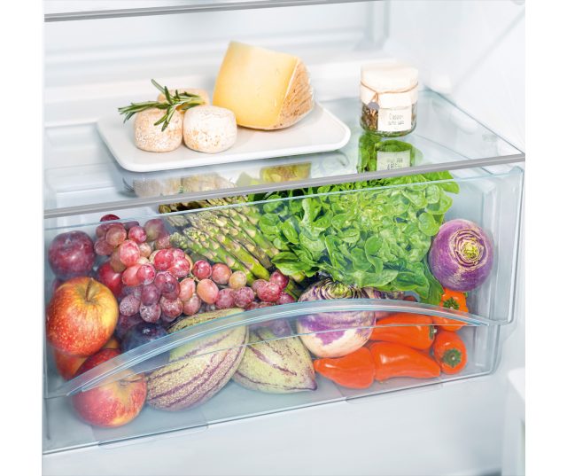 De groentelade van de Liebherr CTele 2131 koelkast rvs-look