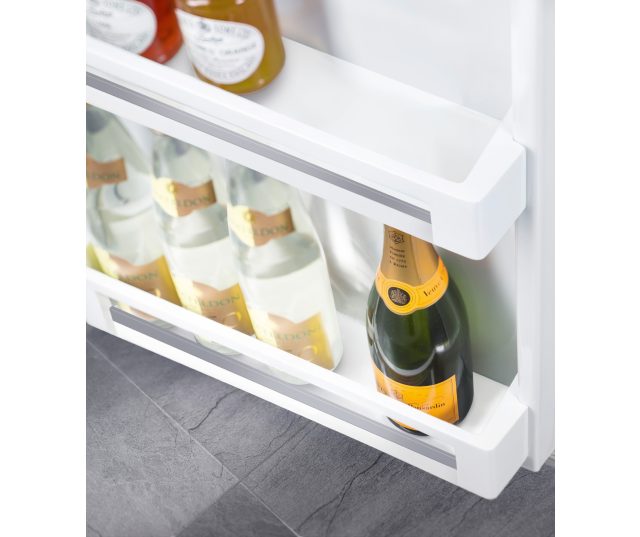 De deurbakken van de Liebherr CTele2131 koelkast rvs-look hebben flink wat ruimte!