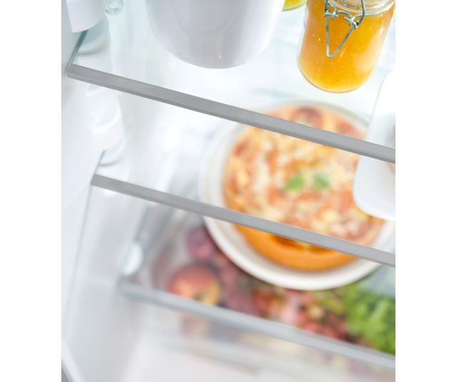 De Liebherr CTele 2131 koelkast rvs-look heeft in hoogte verstelbare glazen leggers