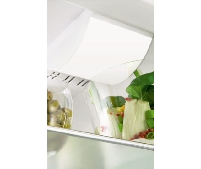 Zeer praktisch is de heldere plafondverlichting van de Liebherr CUN4033