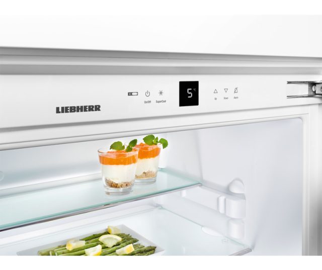 Overzichtelijk bedieningspaneel met display bovenin de Liebherr IKB3560