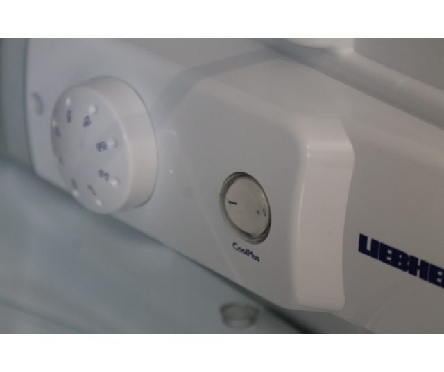De bediening van de Liebherr TP1414 bevindt zich aan de binnenzijde en kan door middel van een draaiknop worden ingesteld