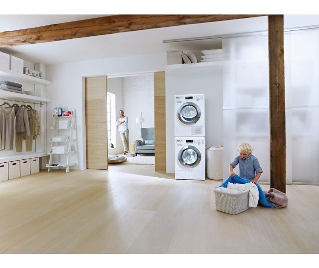 Miele WTV501 tussenstuk geplaatst tussen wasmachine en droger