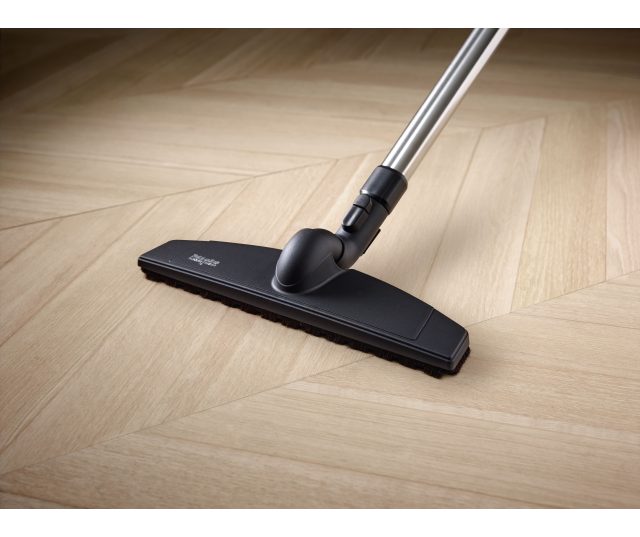 De Miele Blizzard Comfort XL Powerline is een zeer degelijke slede stofzuiger uitgevoerd zonder zak met omvangrijk pakket accessoires voor vrijwel elk reinigingsprobleem. Deze stofzuiger is standaard voorzien van een brede parketborstel, een telescopisch
