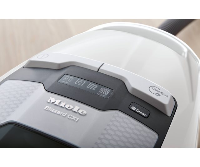 De Miele Blizzard Comfort XL Powerline is een zeer degelijke slede stofzuiger uitgevoerd zonder zak met omvangrijk pakket accessoires voor vrijwel elk reinigingsprobleem. Deze stofzuiger is standaard voorzien van een brede parketborstel, een telescopisch