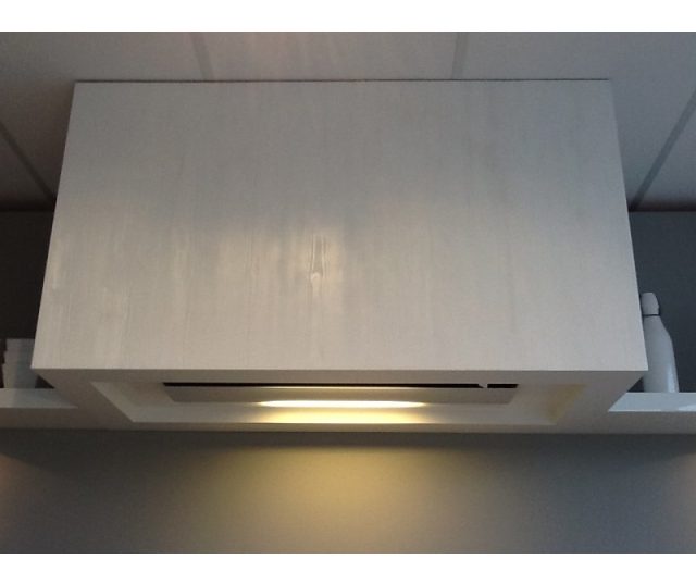 Foto van de Novy 878 geintegreerd in een schouw in een keuken.