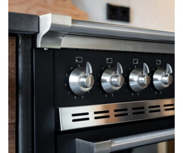 Detail van de knoppen en branders op de Steel AP10FF-4M gaskookplaat