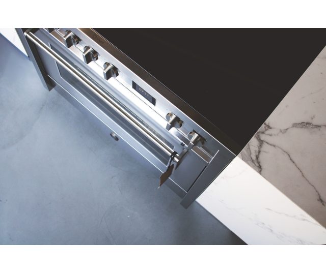 De EQ10FF-4FIKW heeft full wide glass en kan daardoor ook strak in een kookeiland geplaatst worden.