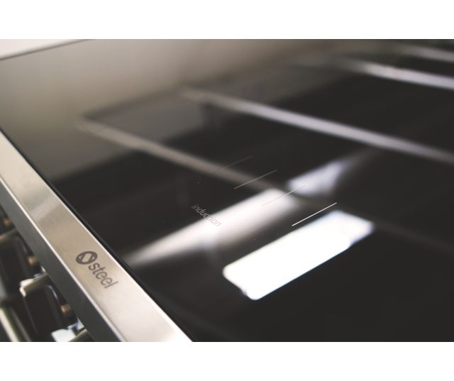 De EQ9F-4FIKW behoort tot de Mistral serie van Steel en heeft een wide glass kookplaat