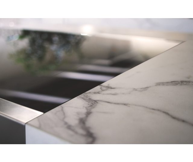 Dankzij het wide glass en de fraaie oplossing met de zijstrip welke eenvoudig eraf gehaald kan worden kan het fornuis super strak met het keukenblad geintegreerd worden.