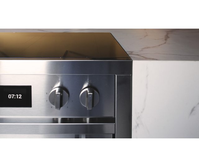 Het rosetvrijstaal op deze Steel mistral in combinatie met de zwarte inductie kookplaat geeft het fornuis en fraai design.