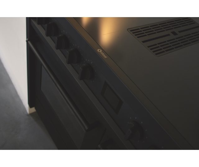 Het strakke rustige design van de Steel EQ9F-4FIKW NF is fraai te combineren in vrijwel iedere type keuken
