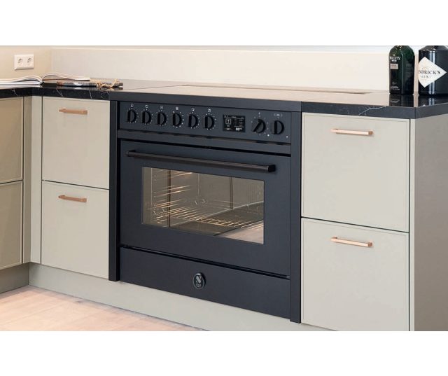 De Steel EQ9F-5FIW NF strak ingebouwd door de doorlopende glasplaat in een moderne keuken
