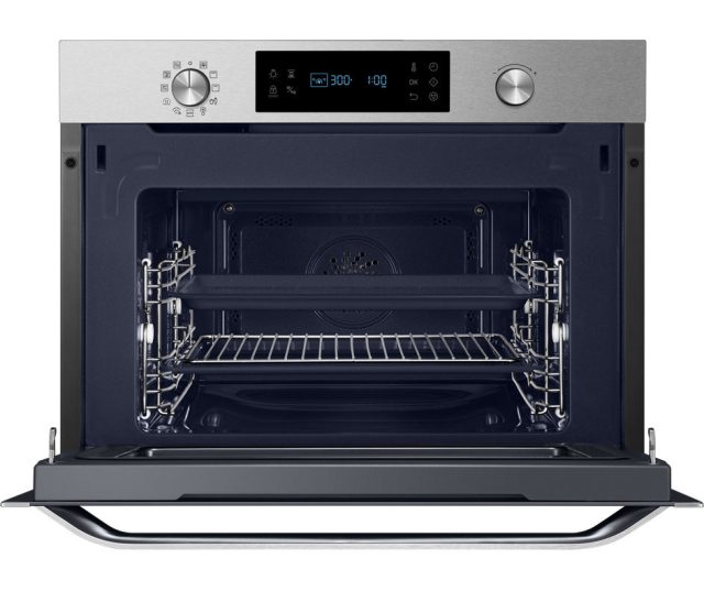 Gaaf is het fraaie design met de grote binnenruimte van 50 liter van de Samsung NQ50J3530BS beschikt over inschuifbare bakplaten en roosters