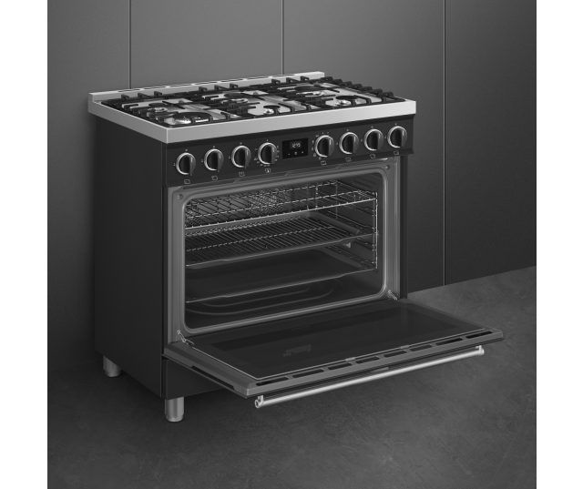 Zijaanzicht van het elegante matte zwarte SMEG fornuis B91GMMBNLK2 met robuuste afwerking