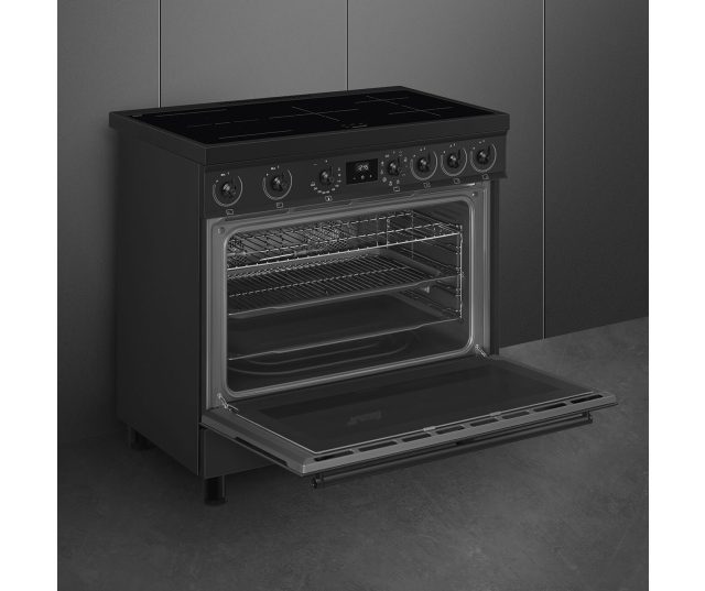 De Smeg C9IMN2 is voorzien van een zuinige energieklasse A oven, binnenverlichting en een kernthermometer