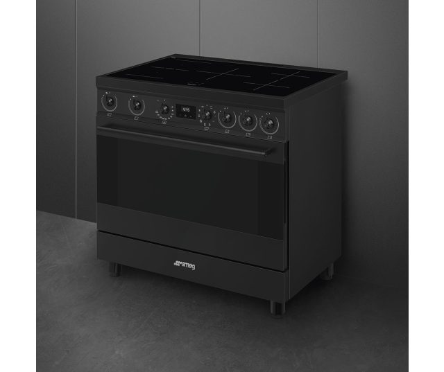 De Smeg C9IMN2 is een strak inductie fornuis welke versterkt wordt door de mat zwarte kleur