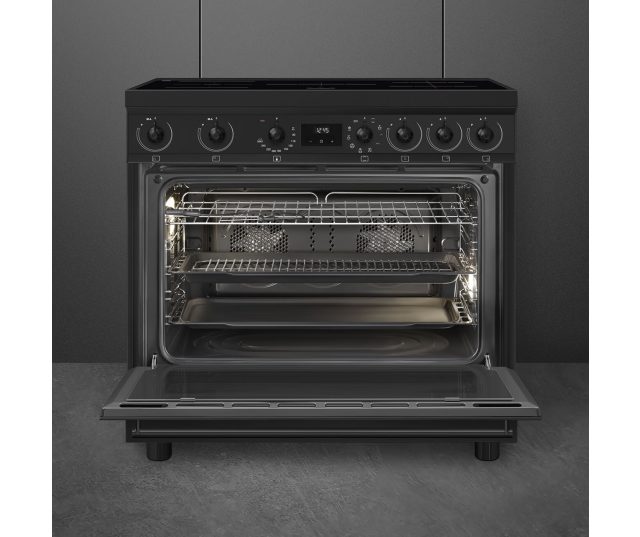 De Smeg C9IMN2 heeft een grote oven waarin op 5 verschillende niveaus met hetelucht stand gebakken kan worden
