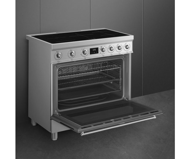 De oven wordt aangestuurd door twee knoppen en een display aan de voorzijde van het fornuis