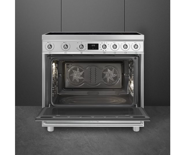De ruime oven met dubbele ventilator zorgt voor een gelijkmatige verdeling en snelle opwarming