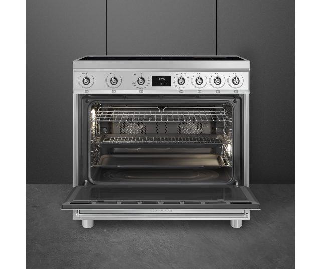 De grote oven met energieklasse A label en kernthermometer in de Smeg C9IMX2
