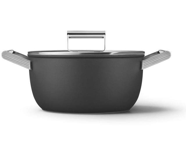 Voorzijde van de Smeg CSF2412BLM braadpan in de kleur mat zwart