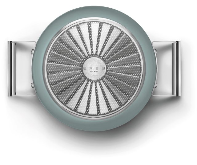 Onderkant van de Smeg CSF2412EGM welke geschikt is voor koken op gas of inductie