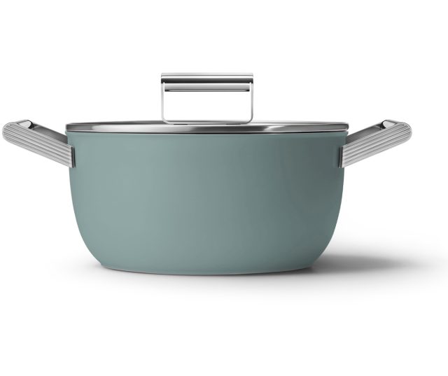 Foto van de voorzijde van de Smeg CSF2412EGM braadpan in de kleur Emerald Green