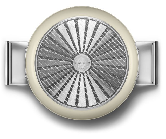 Foto van de onderzijde van de Smeg DPF2812CRM smoorpan welke onder andere geschikt is voor inductie