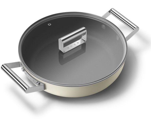 De DPF2812CRM wordt standaard geleverd met een glazen deksel met greep