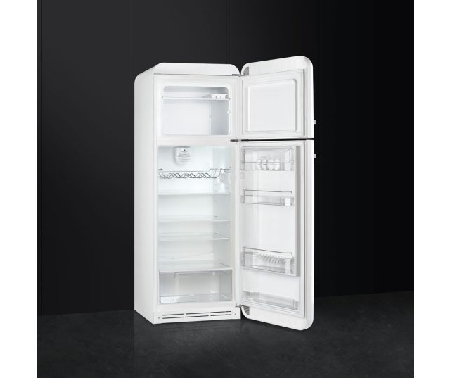 Foto van de binnenzijde van de SMEG retro jaren 50 koelkast FAB30RB1 behoort tot de retro jaren 50 koelkast
