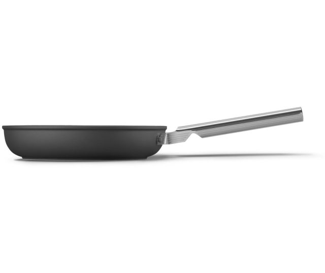 Voorzijde van de Smeg FPF2002BLM koekenpan in de kleur mat zwart