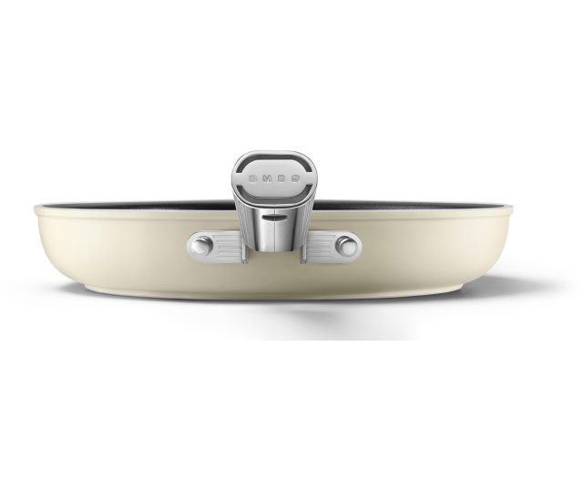 Danzij de ergonomische greep op de Smeg FPF2802CRM is deze koekenpan prettig te gebruiken
