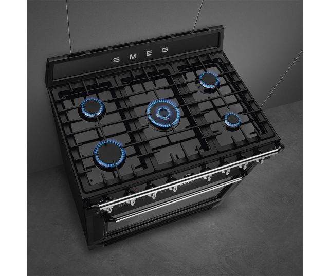 Zwart SMEG gasfornuis met gietijzeren pannendragers en automatische vonkontsteking