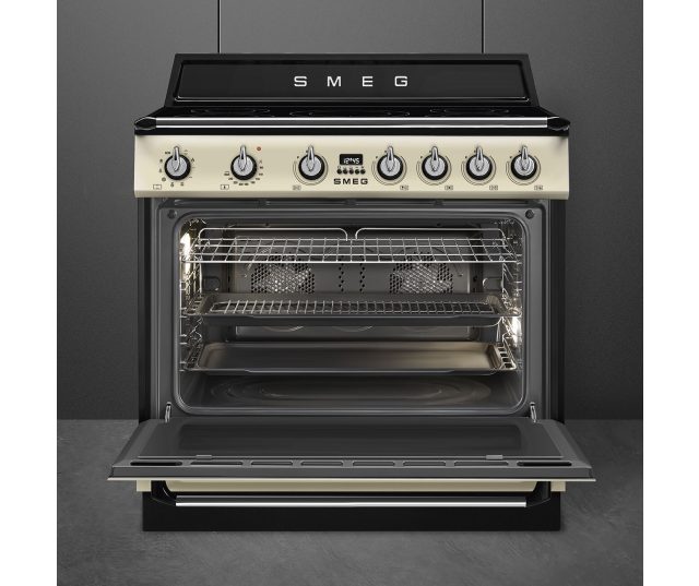 Binnenkant SMEG TR90IMP oven met 5 niveaus en halogeenverlichting