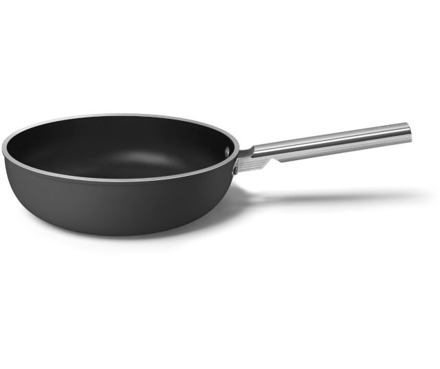 De Smeg WOF3002BLM is een strakke mat zwarte uitvoering met chromen greep.