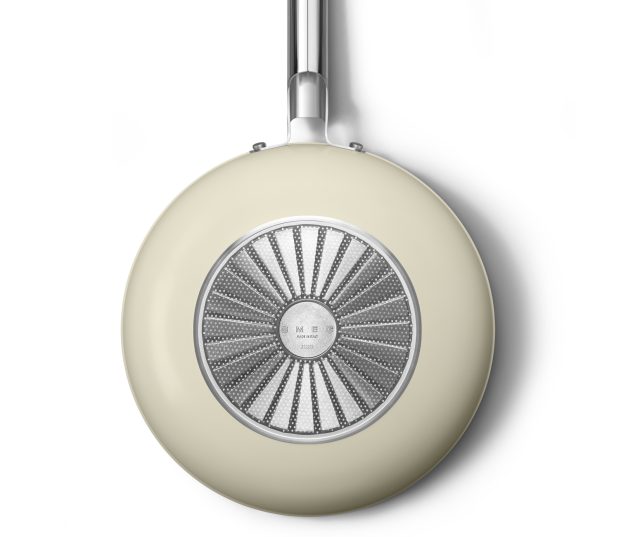 Foto van de onderzijde van de Smeg WOF3002CRM wokpan