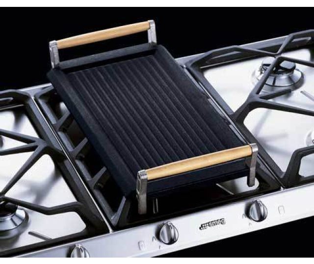 De Smeg BB3679 beschikt over twee houten grepen