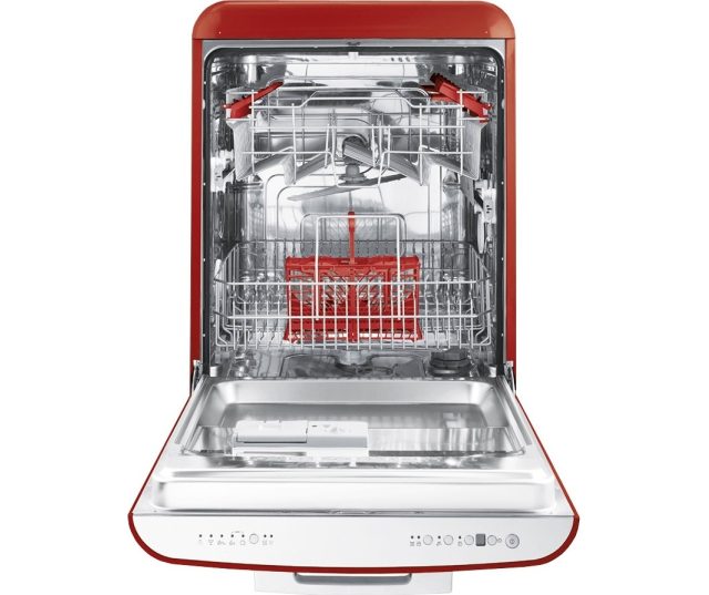 De binnnenzijde van de Smeg BLV2R2 met de opvallende rode items
