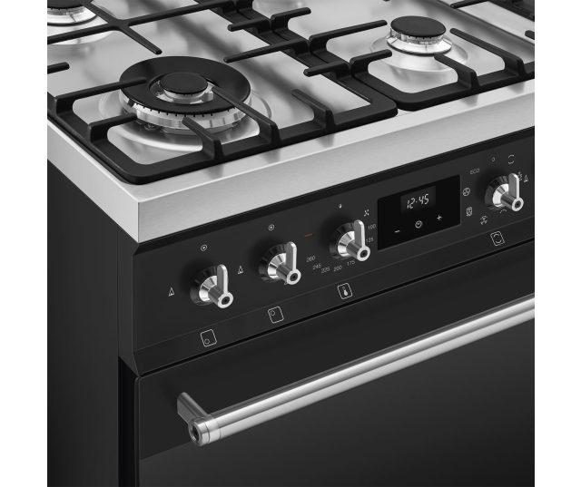 De Smeg C6GMMBNLK2 heeft een strakke vormgeving met rechten hoeken en een rvs stanggreep
