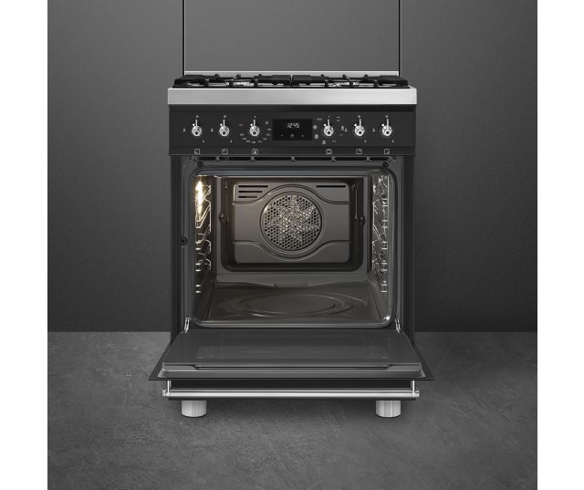 In de oven van dit Smeg fornuis kan op meerdere niveaus tegelijkertijd gerechten bereid worden.