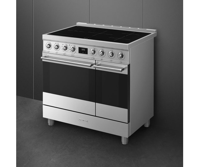 Zijaanzicht SMEG C92IPX2 rvs fornuis met telescopische poten en opbergruimte