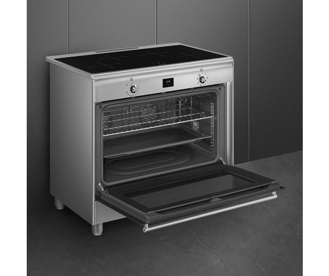 De oven van de Smeg CG90CIXT beschikt over hetelucht, grill en onder/bovenwarmte