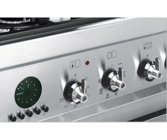 Het 150 cm. brede kookvlak van het Smeg CS150NLK wordt bediend door middel van de kenmerkende smeg knoppen