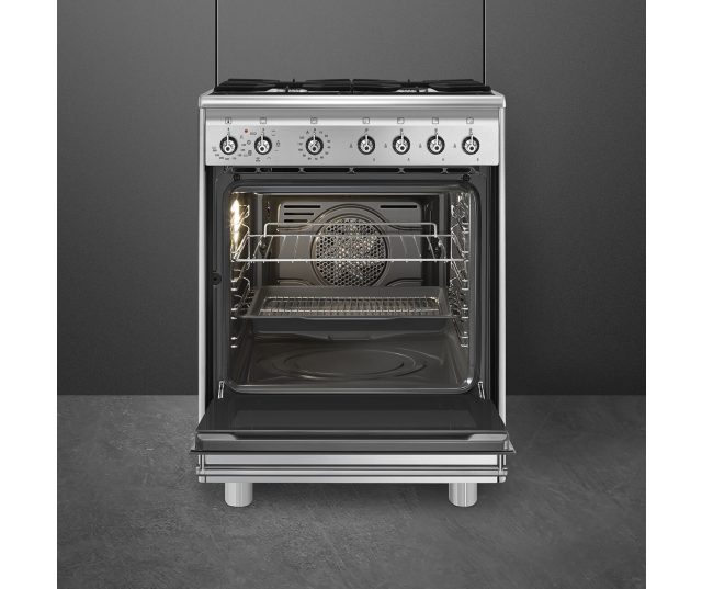 De oven is ruim en biedt plaats aan 5 niveaus welke met de hetelucht stand gebruikt kunnen worden.